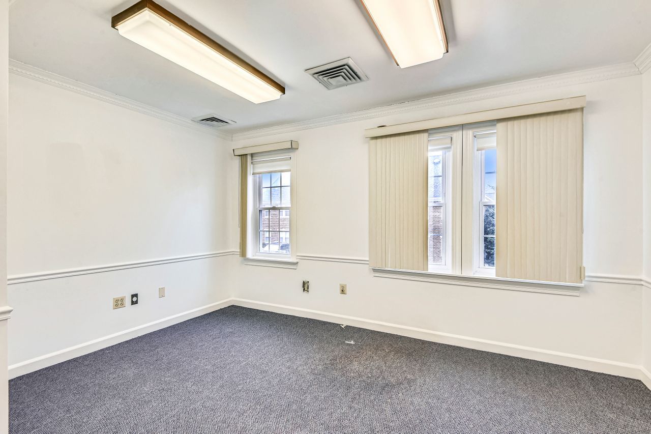 2102 Gallows Rd, Vienna, VA, 22182